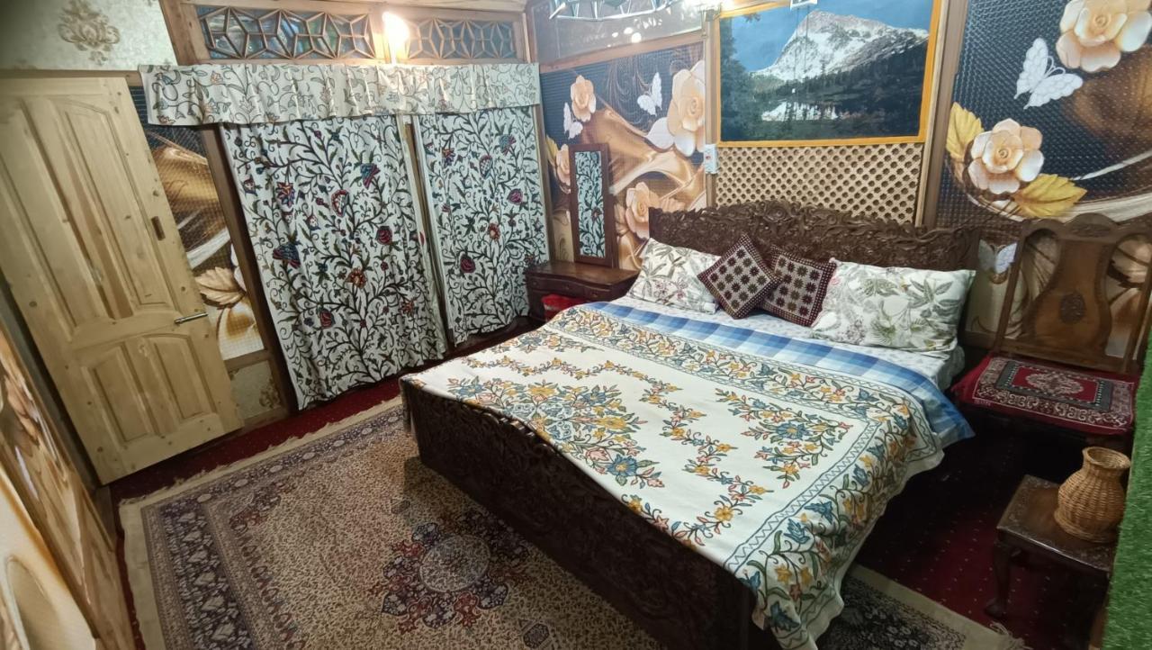 Srīnagar Heritage Geneva House Boat מראה חיצוני תמונה