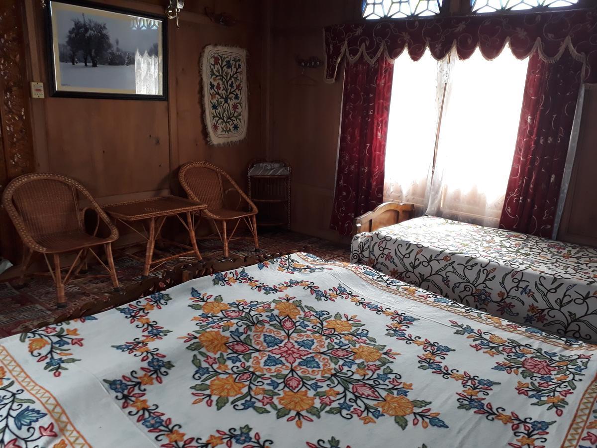 Srīnagar Heritage Geneva House Boat מראה חיצוני תמונה