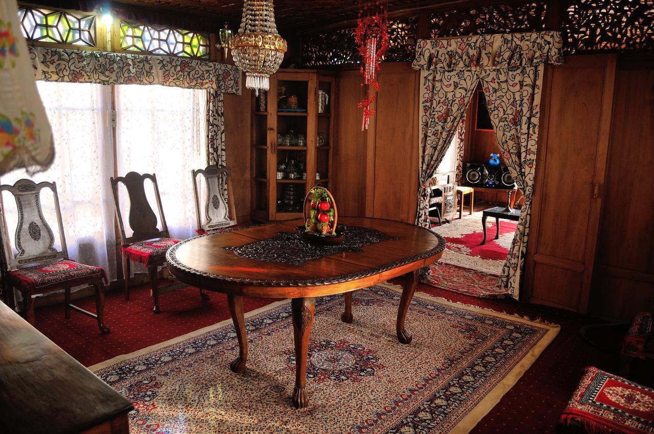 Srīnagar Heritage Geneva House Boat מראה חיצוני תמונה
