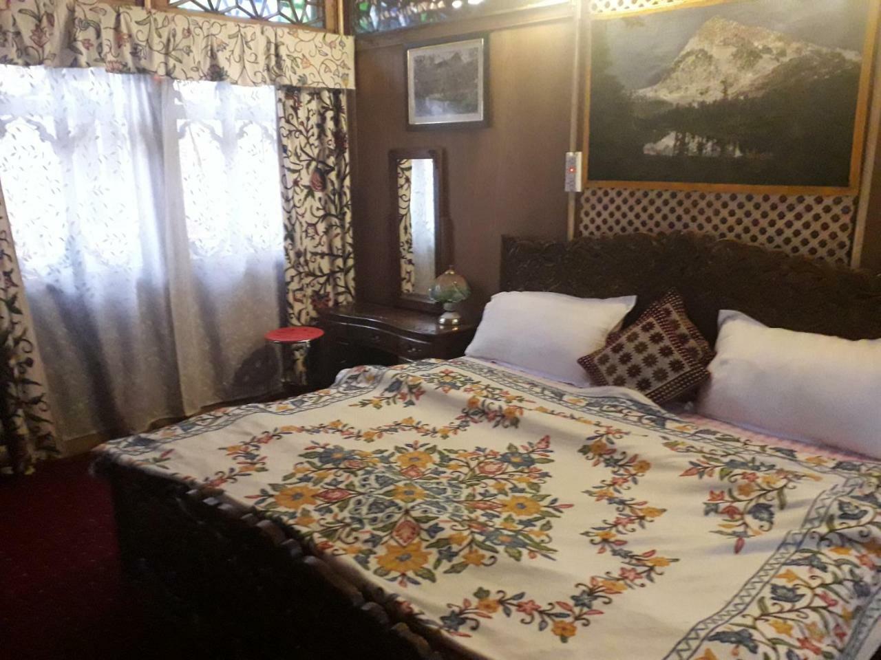 Srīnagar Heritage Geneva House Boat מראה חיצוני תמונה