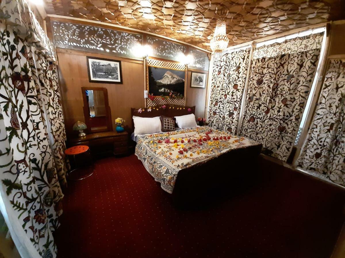 Srīnagar Heritage Geneva House Boat מראה חיצוני תמונה