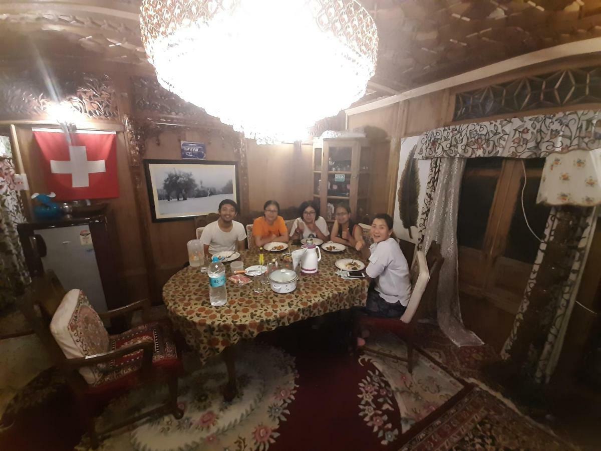 Srīnagar Heritage Geneva House Boat מראה חיצוני תמונה